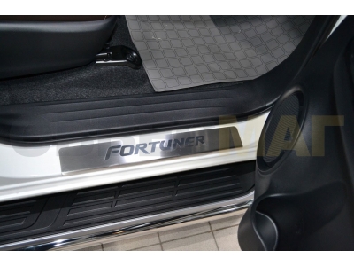 Накладки на пороги Russtal карбон с надписью для Toyota Fortuner № TOYFR17-06