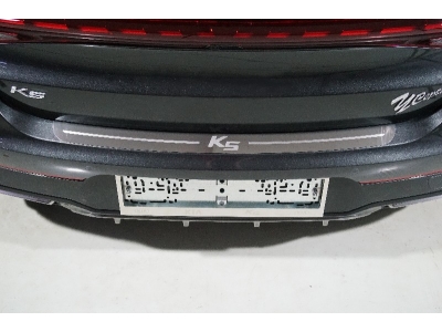 Накладка на задний бампер лист шлифованный надпись K5 ТСС для Kia K5 2020-2021