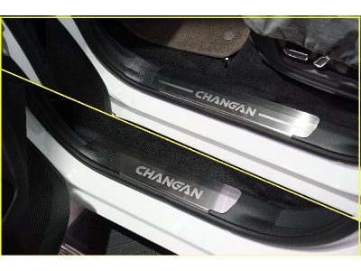 Накладки на пластиковые пороги (лист шлифованный надпись CHANGAN) 4шт для Changan Hunter Plus 2.0 4WD 2023 – н.в.  