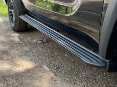 Пороги алюминиевые "Slim Line Black" 2020 мм для Foton Tunland G9 2.0 Diesel АКПП 4WD 2021-н.в.