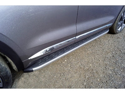 Пороги алюминиевые с пластиковой накладкой (карбон серебро) 1820 мм для Geely Monjaro 2.0 4WD 2021 – н.в. GEELMON23-06SL