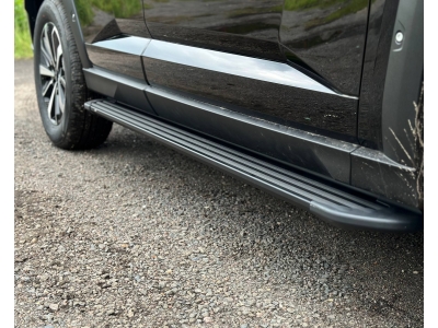 Пороги алюминиевые "Slim Line Black" 1820 мм для Haval H7 2.0 4WD 2024-н.в.
