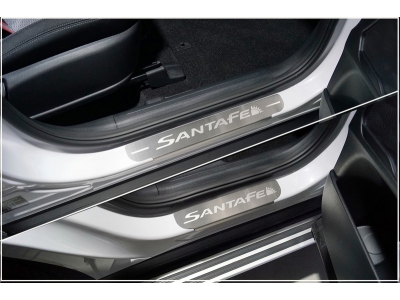 Накладки на пороги (лист шлифованный надпись Santa Fe) 4шт для Hyundai Santa Fe IV Рестайлинг 2020 – 2023 HYUNSF21-04