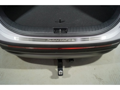 Накладка на задний бампер (лист шлифованный надпись Santa Fe) для Hyundai Santa Fe IV Рестайлинг 2020 – 2023 HYUNSF21-08