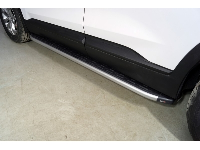 Пороги алюминиевые с пластиковой накладкой (карбон серебро) 1820 мм ТСС для Hyundai Santa Fe IV Рестайлинг 2020 – 2023 