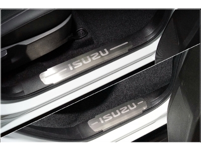 Накладки на пластиковые пороги (лист шлифованный надпись ISUZU) 4шт ТСС для Isuzu D-Max 2019 – н.в.