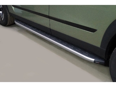 Пороги алюминиевые с пластиковой накладкой (карбон серебро) 1720 мм для Jaecoo J7 1.6T 2WD 2023 – н.в. JAECOOJ723-02SL