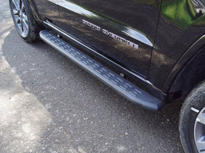 Пороги алюминиевые с пластиковой накладкой (карбон черные)  1820 мм ТСС для Jeep Grand Cherokee IV Рестайлинг 2013 – 2022