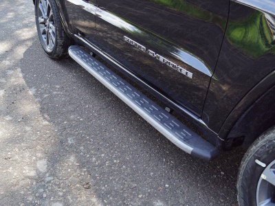 Пороги алюминиевые с пластиковой накладкой (карбон серые) 1820 мм ТСС для Jeep Grand Cherokee IV Рестайлинг 2013 – 2022