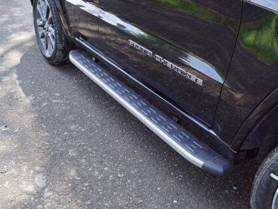 Пороги алюминиевые с пластиковой накладкой (карбон серебро) 1820 мм ТСС для Jeep Grand Cherokee IV Рестайлинг 2013 – 2022