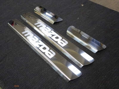Накладки на пороги зеркальный  лист с надписью для Mazda CX-5 № MAZCX512-25