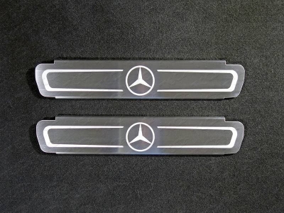 Накладки на пластиковые пороги (лист шлифованный логотип Mercedes (фон песочный)) для Mercedes GL 350 X166 2012-2018 MERGL50014-05