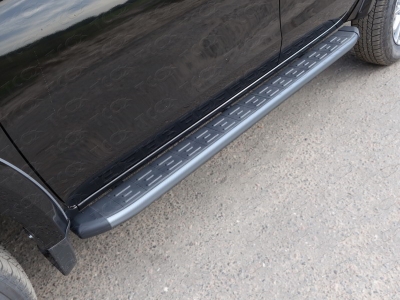 Пороги алюминиевые ТСС с накладкой серебристые для Mitsubishi L200 2015-2019
