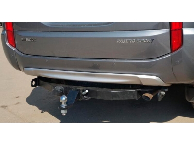 Фаркоп с хромированной накладкой для Mitsubishi Pajero Sport II 2008-2016, Mitsubishi Pajero Sport III 2016-2021 съемное крепление шара под американский квадрат