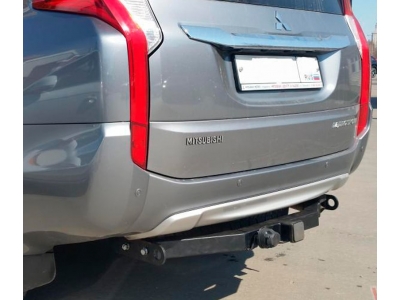 Фаркоп с хромированной накладкой для Mitsubishi Pajero Sport II 2008-2016, Mitsubishi Pajero Sport III 2016-2021 съемное крепление шара под американский квадрат