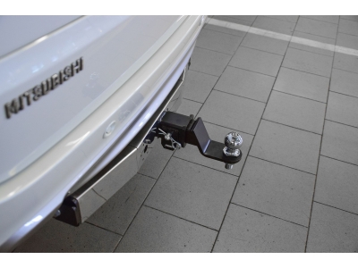 Фаркоп с нержавеющей накладкой для Mitsubishi Pajero Sport дорестайл 2016-2021 съемное крепление шара под американский квадрат