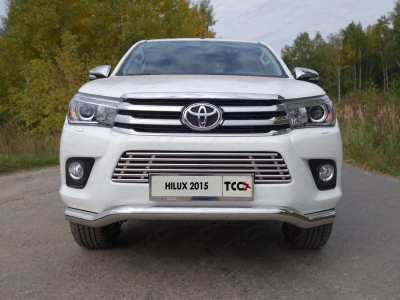 Накладка решётки радиатора 16 мм ТСС для Toyota Hilux 2015-2021