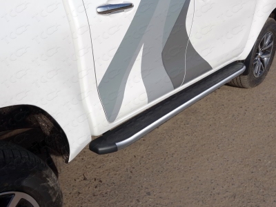 Пороги алюминиевые ТСС с накладкой серебристые для Toyota Hilux № TOYHILUX15-12SL