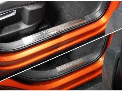 Накладки на пластиковые пороги (лист шлифованный надпись Volkswagen) 4шт для Volkswagen Taos 2020 – н.в. VWTAO21-09