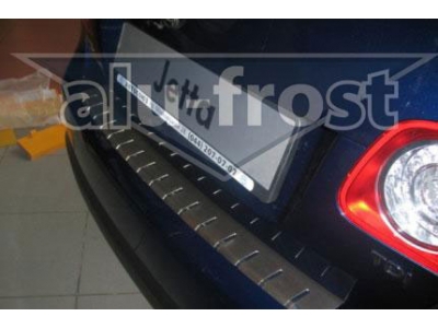 Накладка на задний бампер профилированная с загибом Alu-Frost для Volkswagen Jetta 5 2005-2011