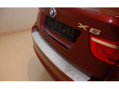 Накладка на задний бампер профилированная с загибом Alu-Frost для Volkswagen Golf 6/Golf Plus 2009-2012