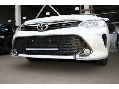 Защита радиатора Arbori черная сота 15 мм для Toyota Camry 2014-2018
