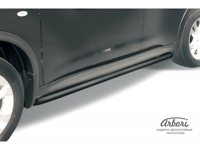 Защита штатных порогов чёрная сталь с загибами 42 мм на 4х2 Arbori для Nissan Juke 2010-2018