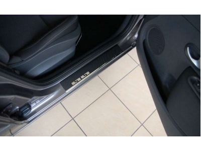 Накладки на внутренние пороги с надписью, нерж. сталь+карбон, 2 штуки Alu-Frost для Nissan Juke 2010-2014