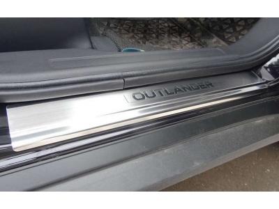 Накладки на внутренние пороги с надписью 4 штуки Alu-Frost для Mitsubishi Outlander 2012-2014 08-0625