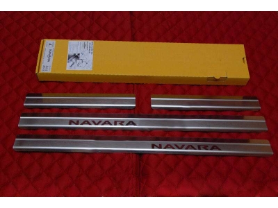 Накладки на внутренние пороги с надписью 4 штуки Alu-Frost для Nissan Navara 2005-2009