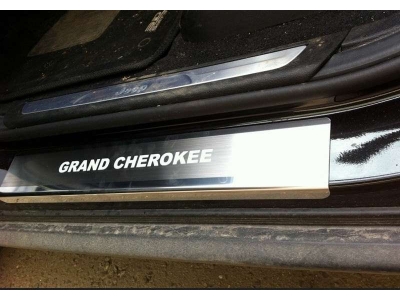 Накладки на внутренние пороги с надписью 4 штуки Alu-Frost для Jeep Grand Cherokee 2010-2021 08-1663