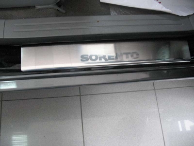 Накладки на внутренние пороги с надписью 4 штуки Alu-Frost для Kia Sorento 2009-2020