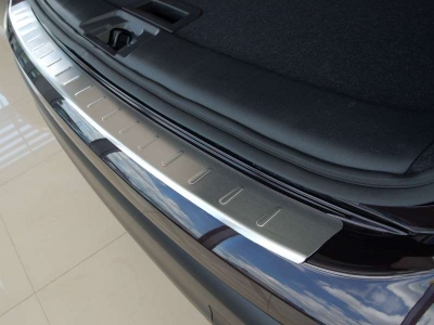 Накладка на задний бампер с загибом матовая Alu-Frost для Volkswagen Golf 7 2013-2021