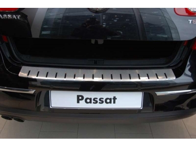 Накладка на задний бампер профилированная с загибом Alu-Frost для Volkswagen Passat B7 2011-2015
