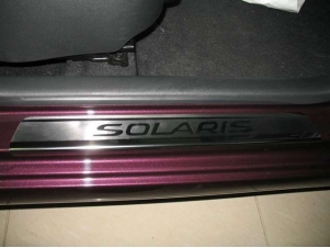 Накладки на пороги с логотипом 4 штуки для Hyundai Solaris № HSOL.31.3480