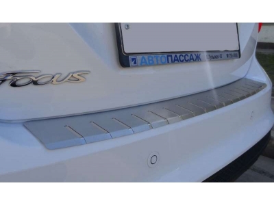 Накладка на задний бампер профилированная с загибом Alu-Frost для Ford Focus 3 2011-2021