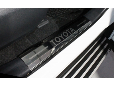 Накладки на пластиковые пороги лист зеркальный надпись Toyota 4 шт для Toyota RAV4 № TOYRAV19-03