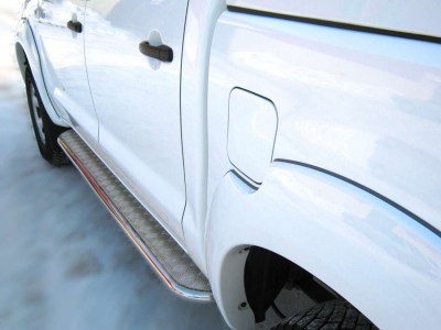 Пороги с площадкой алюминиевый лист 42 мм РусСталь для Toyota Hilux 2008-2015