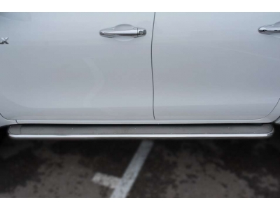 Пороги с площадкой алюминиевый лист 42 мм вариант 1 РусСталь для Toyota Hilux 2015-2021