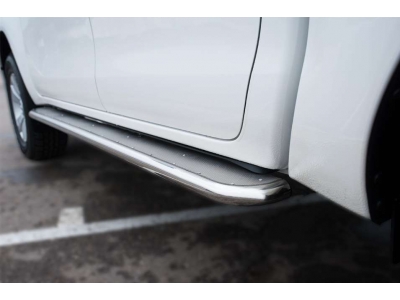 Пороги с площадкой нержавеющий лист 42 мм РусСталь для Toyota Hilux 2015-2021
