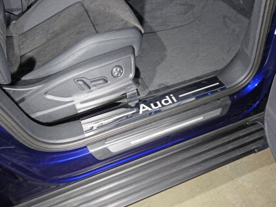 Накладки на пороги на пластик зеркальный лист надпись Audi 2 штуки ТСС для Audi Q5 2016-2021