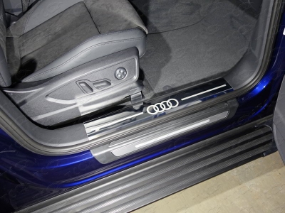 Накладки на пороги на пластик зеркальный лист лого Audi 2 штуки ТСС для Audi Q5 2016-2021