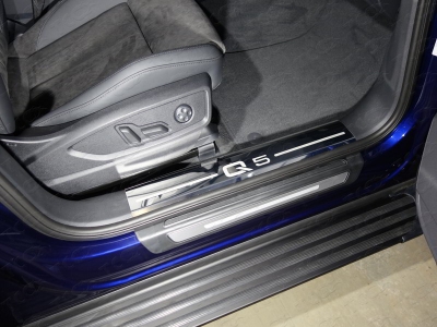 Накладки на пороги на пластик зеркальный лист надпись Q5 2 штуки ТСС для Audi Q5 2016-2021