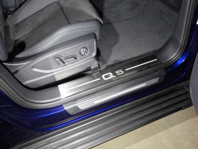 Накладки на пороги на пластик шлифованный лист надпись Q5 2 штуки ТСС для Audi Q5 2016-2021