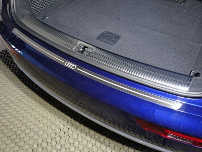 Накладка на задний бампер шлифованный лист лого Audi для Audi Q5 № AUDIQ517-17