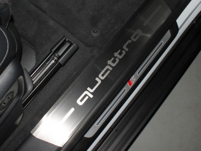 Накладки на пороги лист шлифованный надпись quattro 4 шт для Audi Q8 № AUDIQ819-03