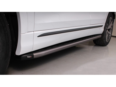 Пороги алюминиевые с пластиковой накладкой карбон серые для Audi Q8 № AUDIQ819-12GR