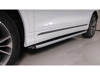 Пороги алюминиевые с пластиковой накладкой карбон серебро для Audi Q8 № AUDIQ819-12SL