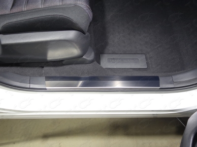 Накладки на пластиковые пороги лист зеркальный 2 шт для Honda CR-V № HONCRV17-01