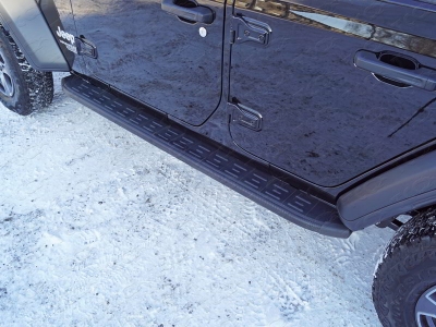 Пороги алюминиевые ТСС с накладкой чёрные для Jeep Wrangler 2018-2021
